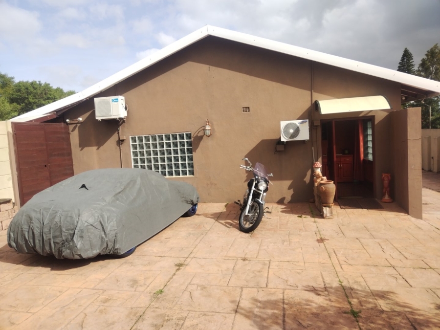 7 Bedroom Property for Sale in Brackenfell Central Western Cape